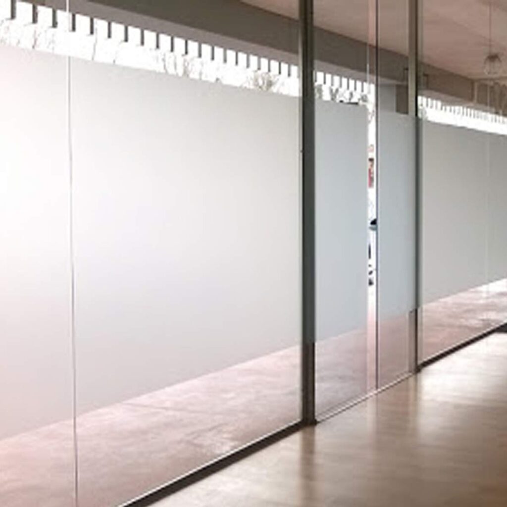 Pellicole ad effetto sabbiato: privacy, design e brand identity per i tuoi spazi vetrati